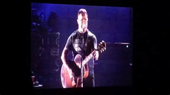 Aaron Lewis random covers She Talks to Angels, Jesse&rsquo;s Girl, I Remember You covers LIVE - aaron lewis cover songs youtube