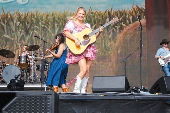 Hailey Whitters – Celeb Secrets Country