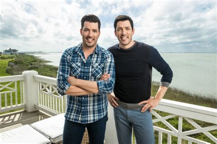 Jonathan Scott and Drew Scott posing on 'Celebrity IOU'